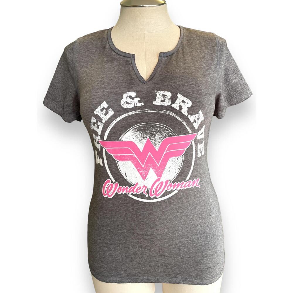 Torrid Plus Size 2 Wonder Woman DC Comics Free & Brave V-Neck T Shirt Pink Logo